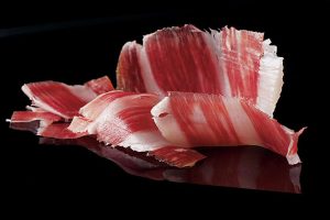 Heo đen Iberico ăn quả sồi tạo nên hương vị thơm ngon, béo ngậy đặc trưng