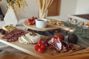 Sự kết hợp truyền thống, nâng tầm khay cold cut chuẩn vị, tinh tế