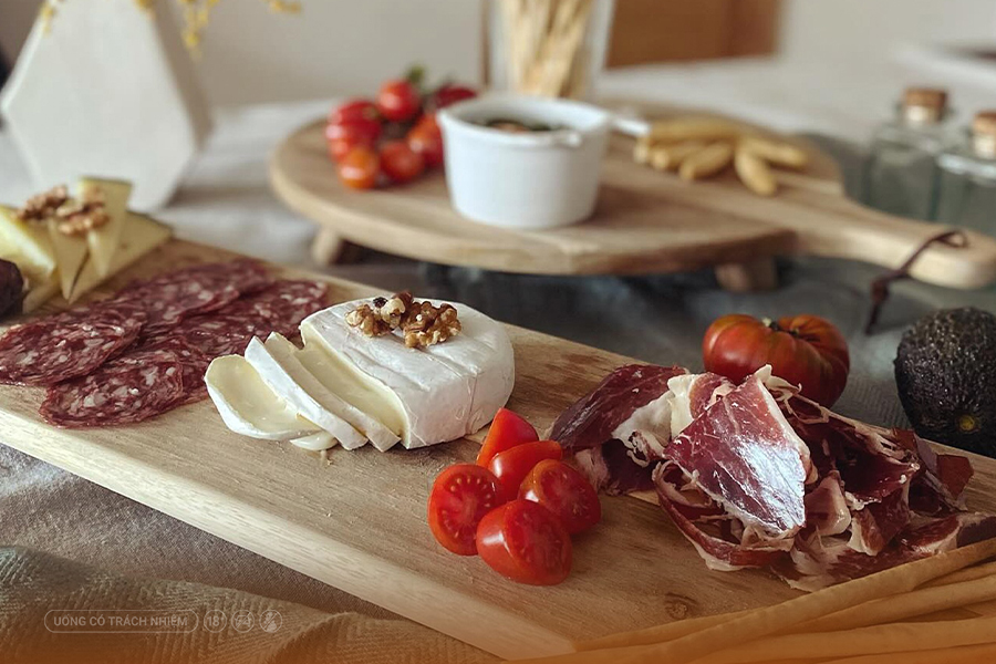 Kết Hợp Jamón Ibérico Cùng Rượu Vang Và Champagne