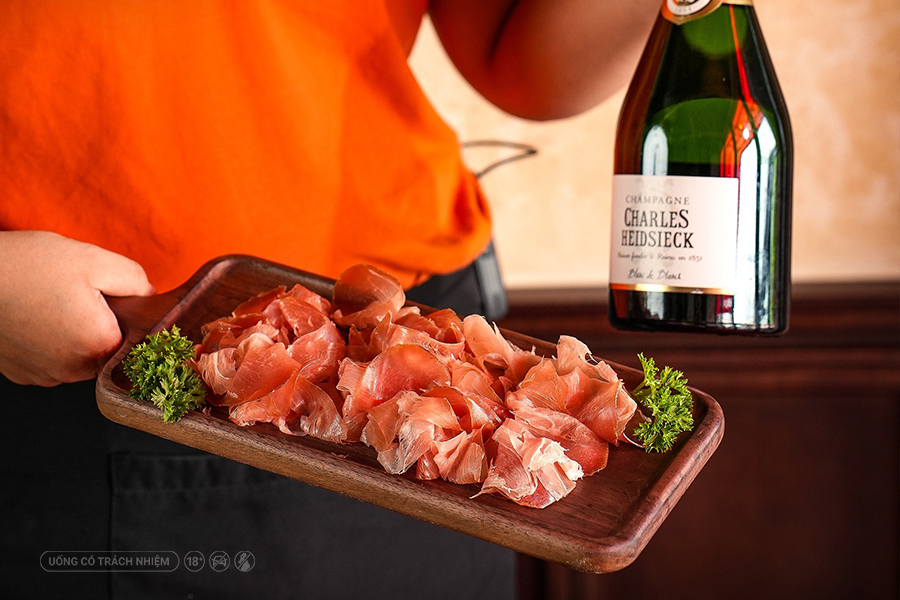 Kết Hợp Jamón Ibérico Cùng Rượu Vang Và Champagne