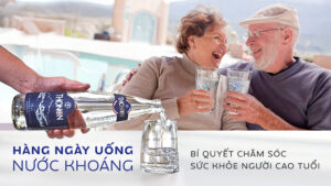 Uống nước khoáng mỗi ngày - Bí quyết chăm sóc sức khỏe người cao tuổi
